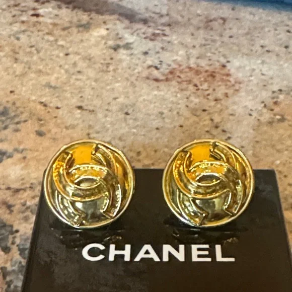 Authentic Vintage 18k Gold Chanel Earrings - Picture 5 of 6
